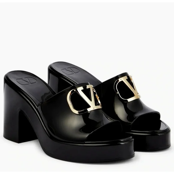 Valentino Garavani Black Chunky Sandals VALENTINO GARAVANI Roman Stud quilted leather platform  main image 4